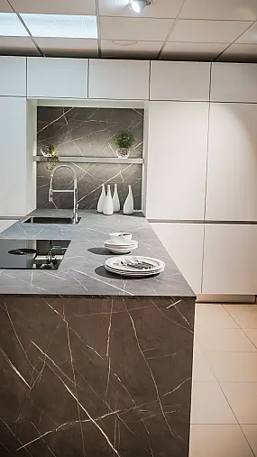 Grifflosküche in T-Form mit Organic-Glas-Fronten in Arctisweiß