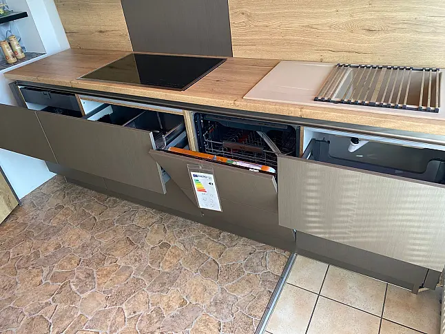 Grifflose Designküche in Face Copper &amp; Eiche Gold-Braun – Modernität mit Charakter