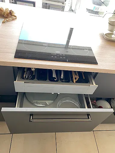 Moderne Eleganz in Schiefergrau – Nobilia Inselküche mit cleveren Stauraumlösungen