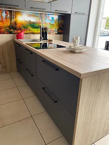 Moderne Eleganz in Schiefergrau – Nobilia Inselküche mit cleveren Stauraumlösungen