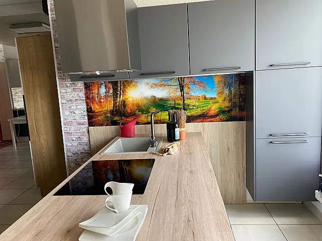 Moderne Eleganz in Schiefergrau – Nobilia Inselküche mit cleveren Stauraumlösungen