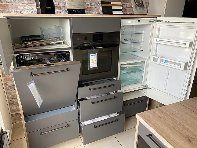 Moderne Eleganz in Schiefergrau – Nobilia Inselküche mit cleveren Stauraumlösungen