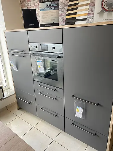 Moderne Eleganz in Schiefergrau – Nobilia Inselküche mit cleveren Stauraumlösungen