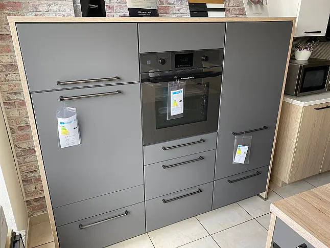 Moderne Eleganz in Schiefergrau – Nobilia Inselküche mit cleveren Stauraumlösungen