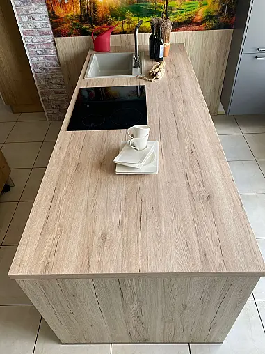 Moderne Eleganz in Schiefergrau – Nobilia Inselküche mit cleveren Stauraumlösungen