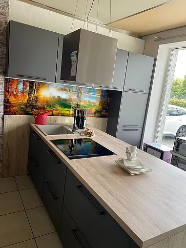 Moderne Eleganz in Schiefergrau – Nobilia Inselküche mit cleveren Stauraumlösungen