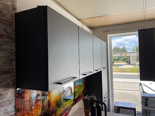 Moderne Eleganz in Schiefergrau – Nobilia Inselküche mit cleveren Stauraumlösungen