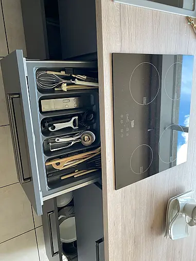 Moderne Eleganz in Schiefergrau – Nobilia Inselküche mit cleveren Stauraumlösungen