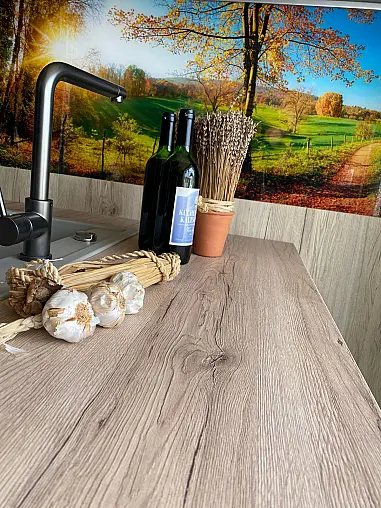 Moderne Eleganz in Schiefergrau – Nobilia Inselküche mit cleveren Stauraumlösungen