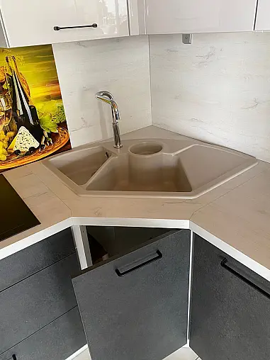 Stilvoll kochen: Hochglanz und Mokka vereint in einer Traumküche