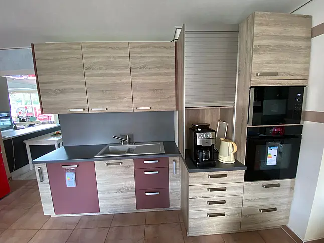 Wohnliche Designküche in Bergeiche &amp; Kaminrot – Wärme trifft moderne Funktion