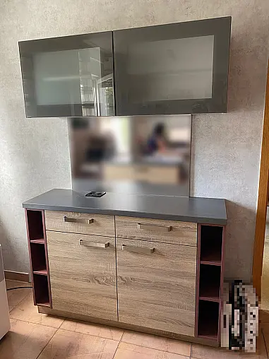 Wohnliche Designküche in Bergeiche &amp; Kaminrot – Wärme trifft moderne Funktion