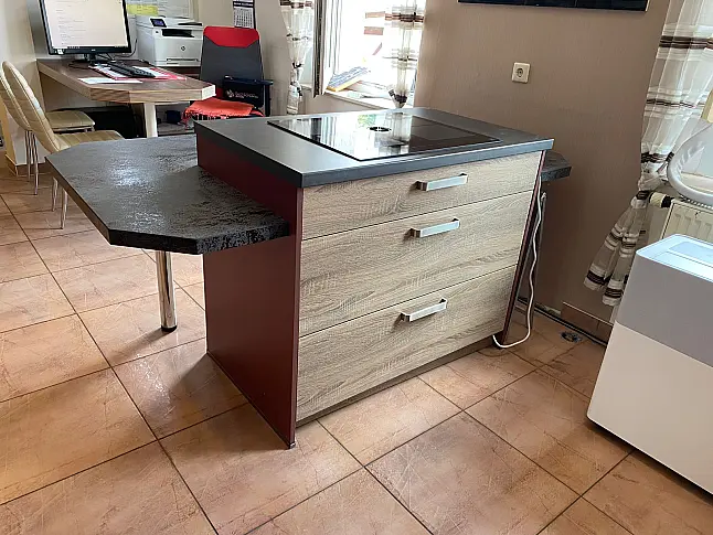 Wohnliche Designküche in Bergeiche &amp; Kaminrot – Wärme trifft moderne Funktion