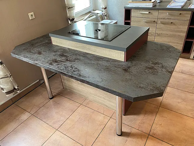 Wohnliche Designküche in Bergeiche &amp; Kaminrot – Wärme trifft moderne Funktion