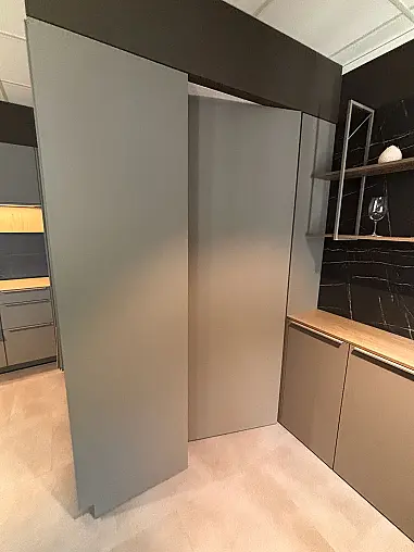 Moderne Küche mit Durchgangstür