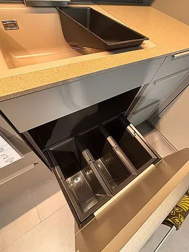 Moderne Küche mit Durchgangstür
