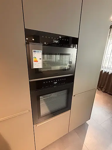 Moderne Küche mit Durchgangstür