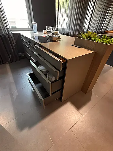 Moderne Küche mit Durchgangstür