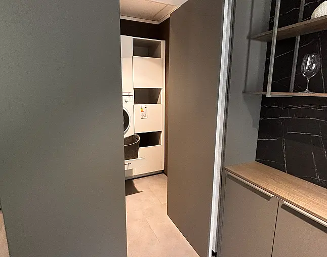 Moderne Küche mit Durchgangstür