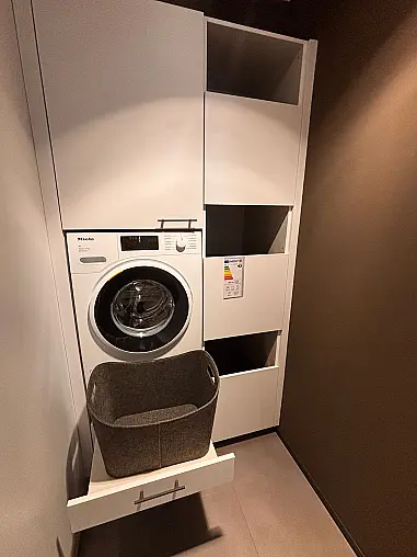 Moderne Küche mit Durchgangstür