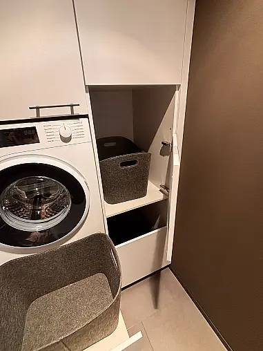 Moderne Küche mit Durchgangstür