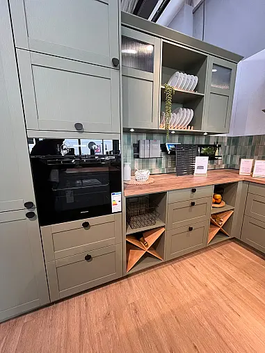 Landhausküche mit Holzstruktur in Olive
