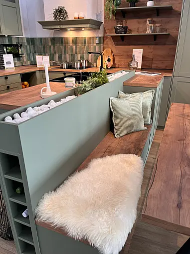 Landhausküche mit Holzstruktur in Olive