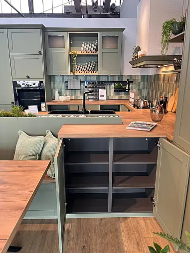 Landhausküche mit Holzstruktur in Olive