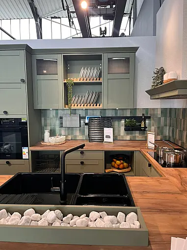 Landhausküche mit Holzstruktur in Olive