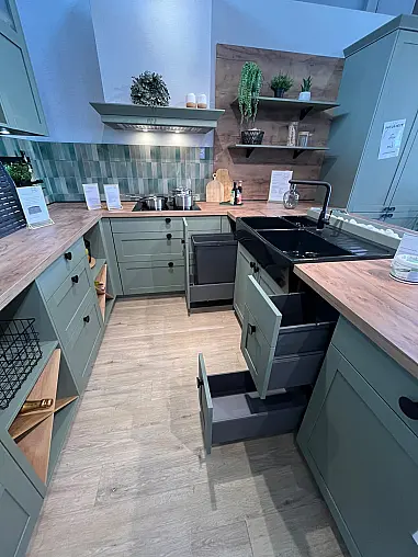 Landhausküche mit Holzstruktur in Olive