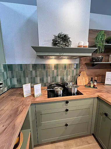 Landhausküche mit Holzstruktur in Olive