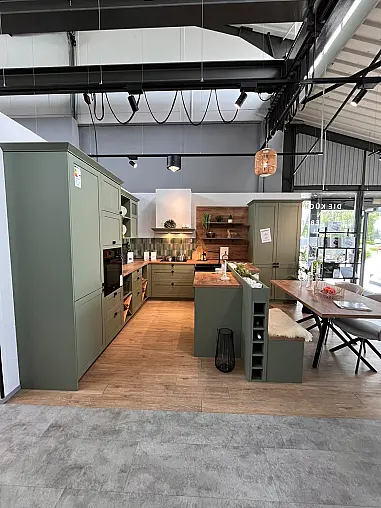 Landhausküche mit Holzstruktur in Olive