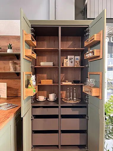 Landhausküche mit Holzstruktur in Olive