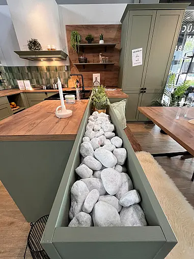 Landhausküche mit Holzstruktur in Olive