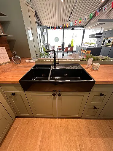 Landhausküche mit Holzstruktur in Olive
