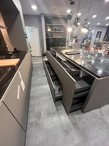 Hochwertige Design-Einbauküche mit Insel und großer Vitrine