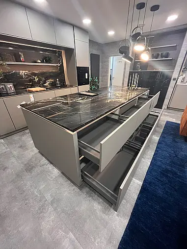 Hochwertige Design-Einbauküche mit Insel und großer Vitrine