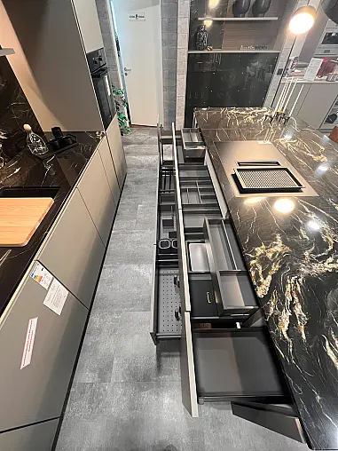 Hochwertige Design-Einbauküche mit Insel und großer Vitrine