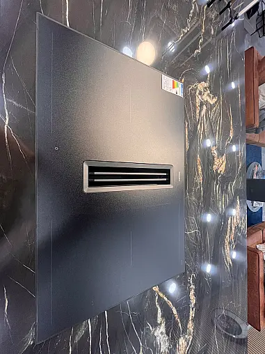 Hochwertige Design-Einbauküche mit Insel und großer Vitrine