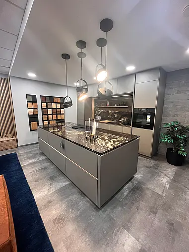 Hochwertige Design-Einbauküche mit Insel und großer Vitrine