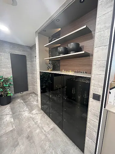 Hochwertige Design-Einbauküche mit Insel und großer Vitrine