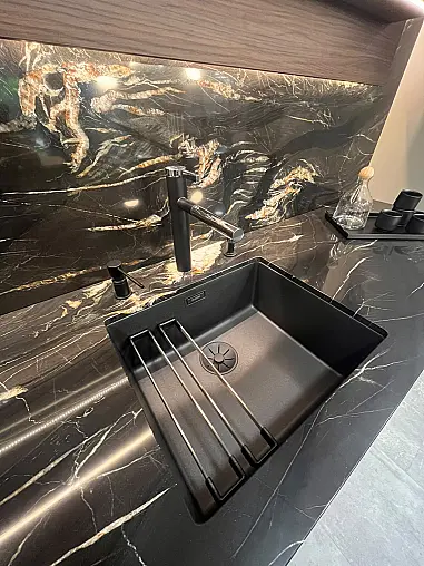 Hochwertige Design-Einbauküche mit Insel und großer Vitrine