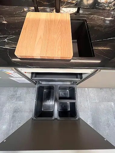Hochwertige Design-Einbauküche mit Insel und großer Vitrine