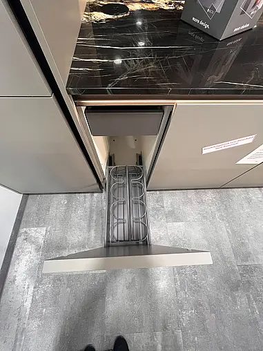Hochwertige Design-Einbauküche mit Insel und großer Vitrine