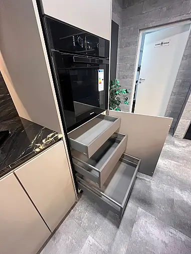 Hochwertige Design-Einbauküche mit Insel und großer Vitrine