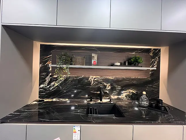 Hochwertige Design-Einbauküche mit Insel und großer Vitrine