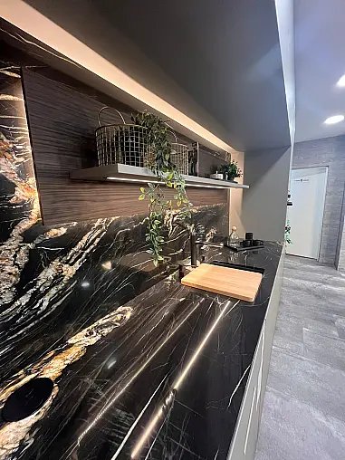 Hochwertige Design-Einbauküche mit Insel und großer Vitrine