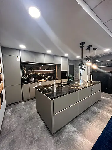 Hochwertige Design-Einbauküche mit Insel und großer Vitrine