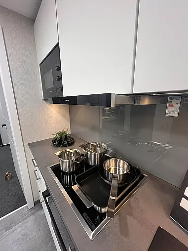 Moderne Einbauküche mit Essplatz und viel Stauraum