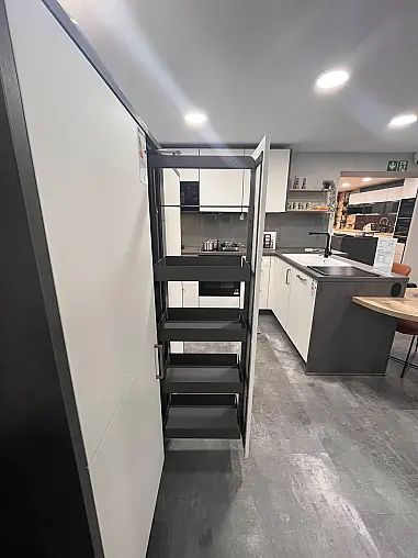 Moderne Einbauküche mit Essplatz und viel Stauraum